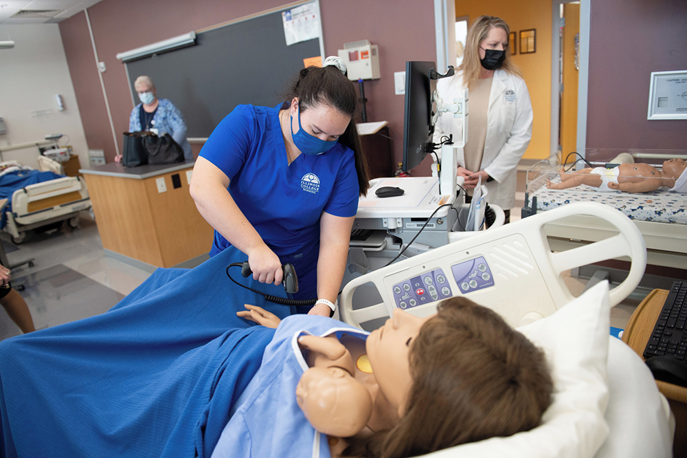 Video: Alum got real experience in nursing simulation lab - News - Illinois  State