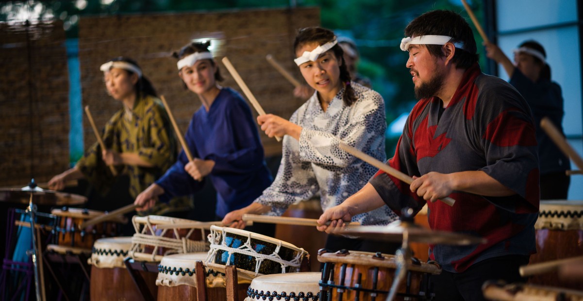 Ho Etsu Taiko Drummers performing