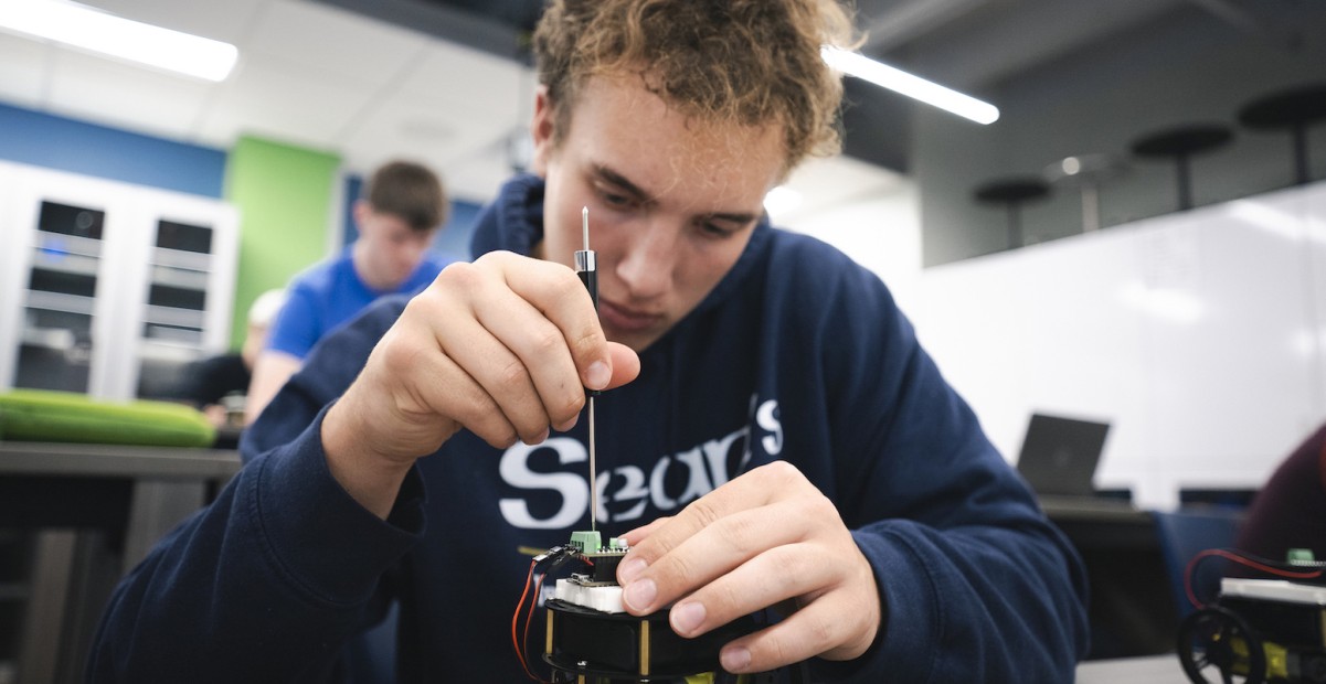 Student working on robotics in mechanical engineering class