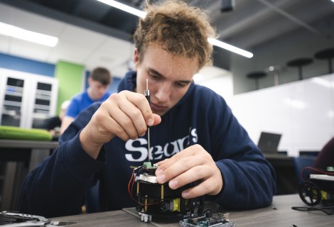 Student working on robotics in mechanical engineering class